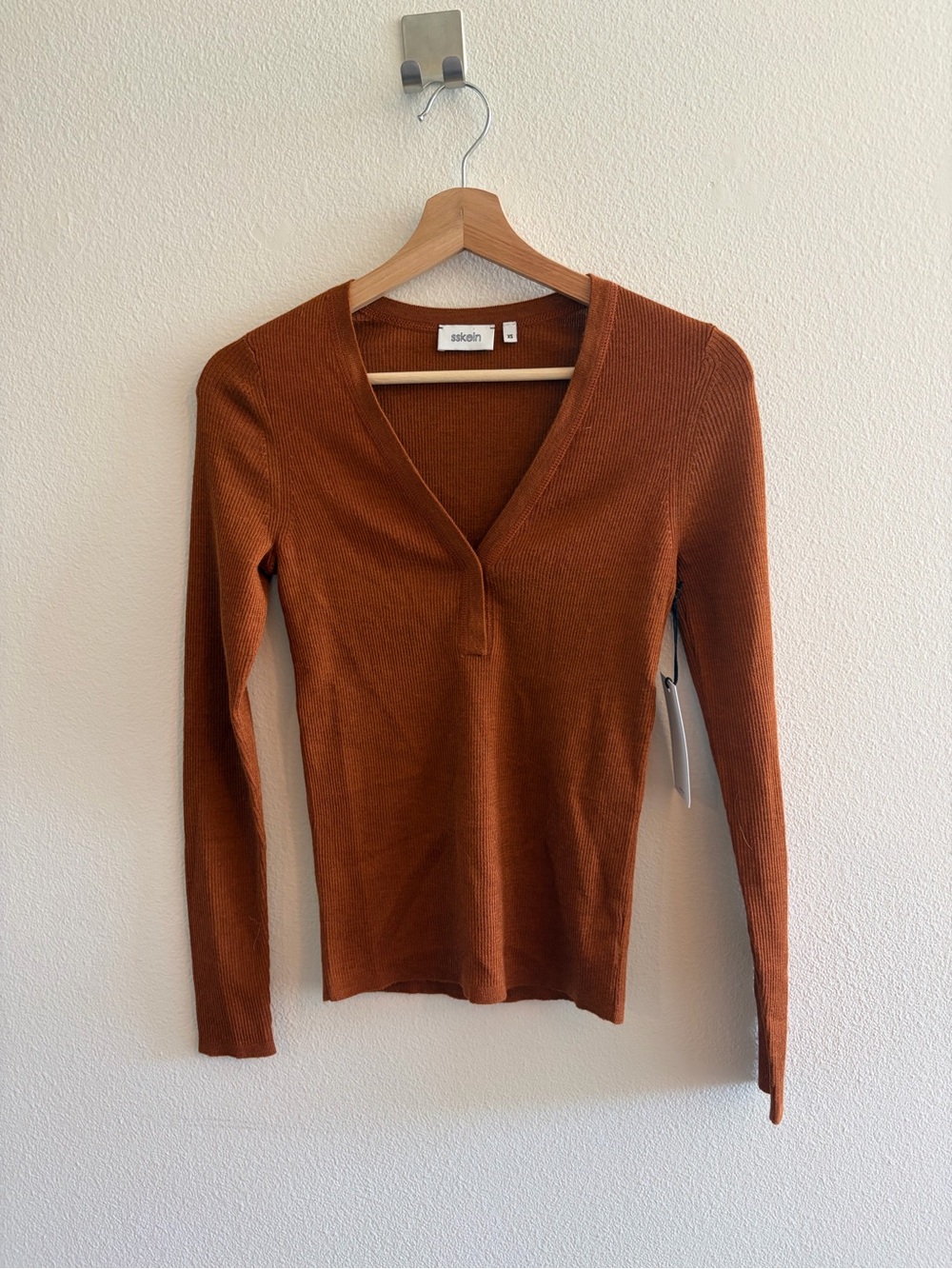 sskein V Henley Ribbed Sweater Rust